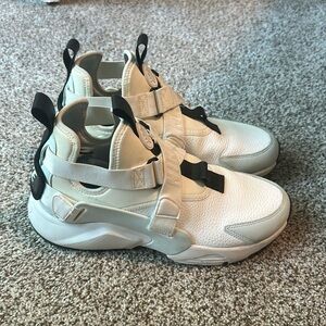 Womens Nike Huarache City Utility Low Top Gray/White Athletic Shoes